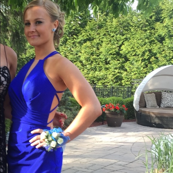 LA FEMME BEAUTIFUL PROM DRESS - Picture 3 of 8